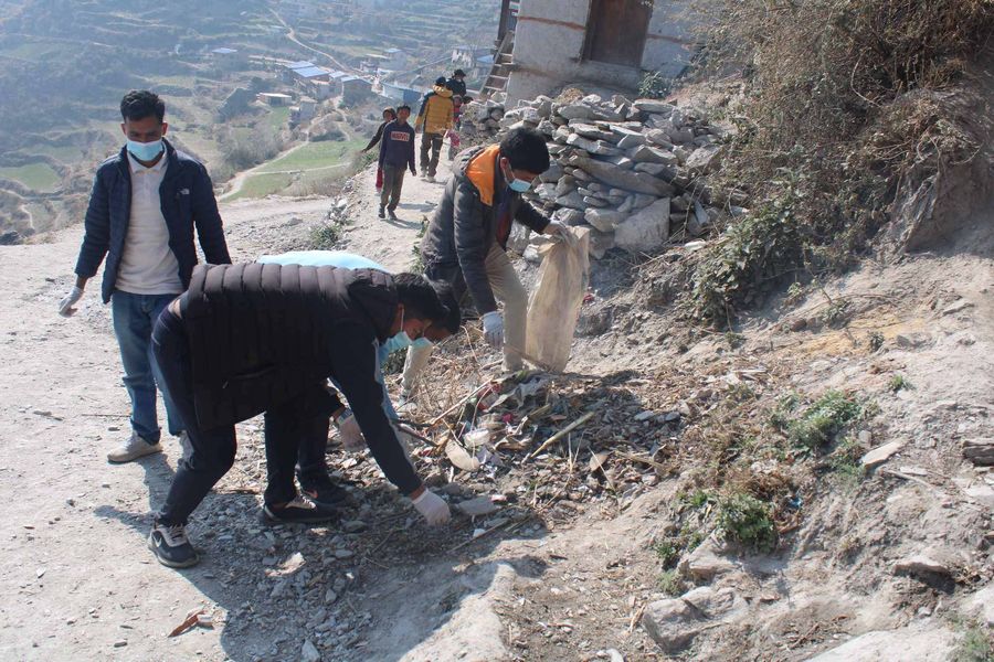 अदानचुली गाउँ पालिकामा प्रजातन्त्र दिवसकाे अवसरमा बजार सरसफाइ सहित दिप प्रज्वलन गरि समापन ।